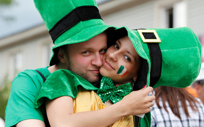 Un couple déguisé durant la fête de la Saint-Patrick