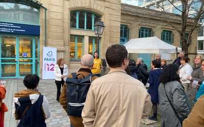Les membres des conseils de quartier écoutent le pôle démocratie locale parler