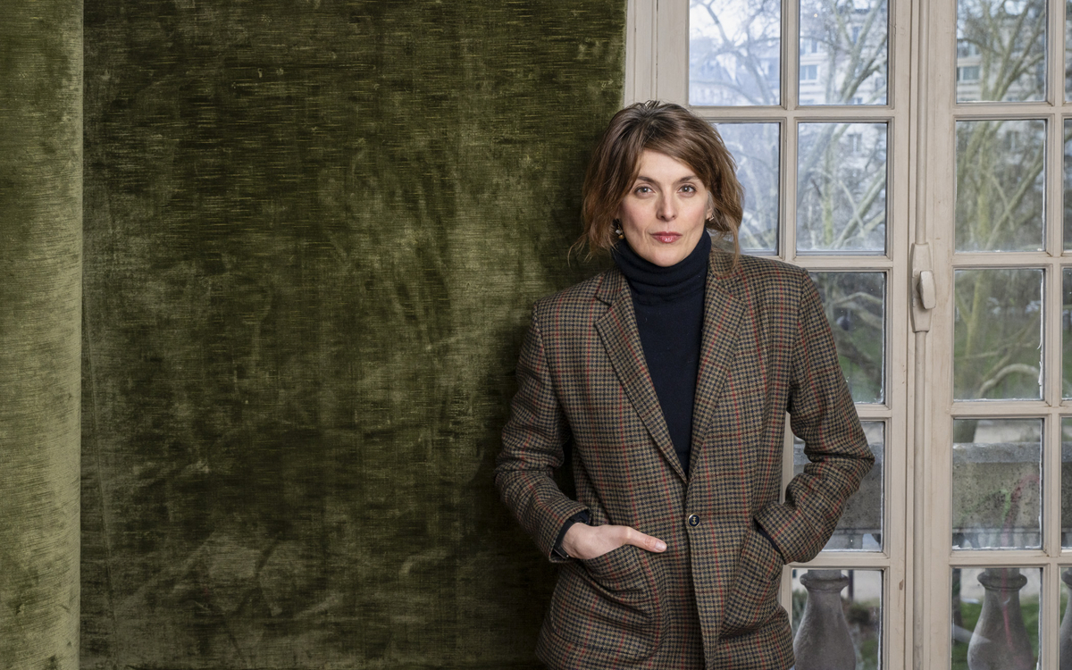 Valérie Donzelli prend la pose devant une fenêtre d'un appartement parisien