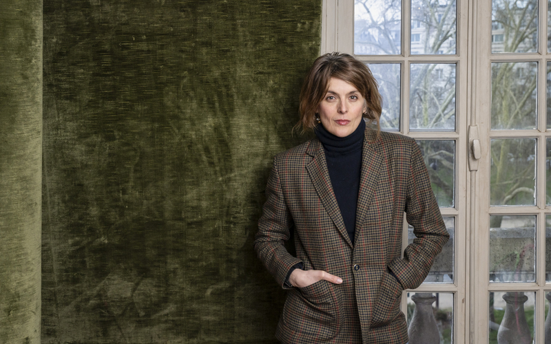 Valérie Donzelli prend la pose devant une fenêtre d'un appartement parisien
