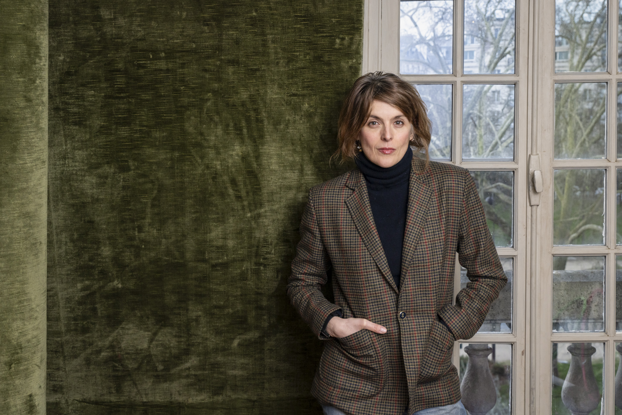 Valérie Donzelli prend la pose devant une fenêtre d'un appartement parisien
