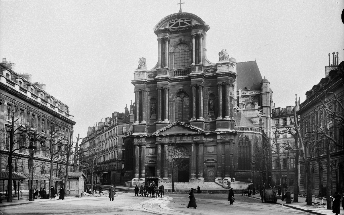 Eglise Saint-Gervais-Saint-Protais. Façade principale et vue d'ensemble de la place. 