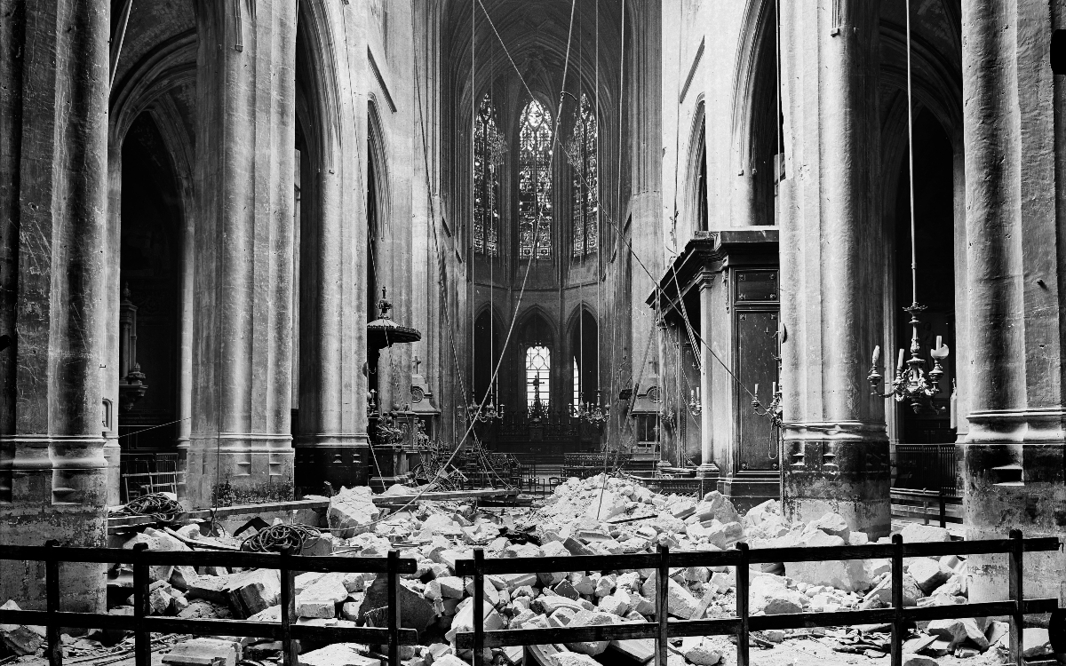 Intérieur de l'église Saint Protais bombardée pendant la première guerre mondiale.