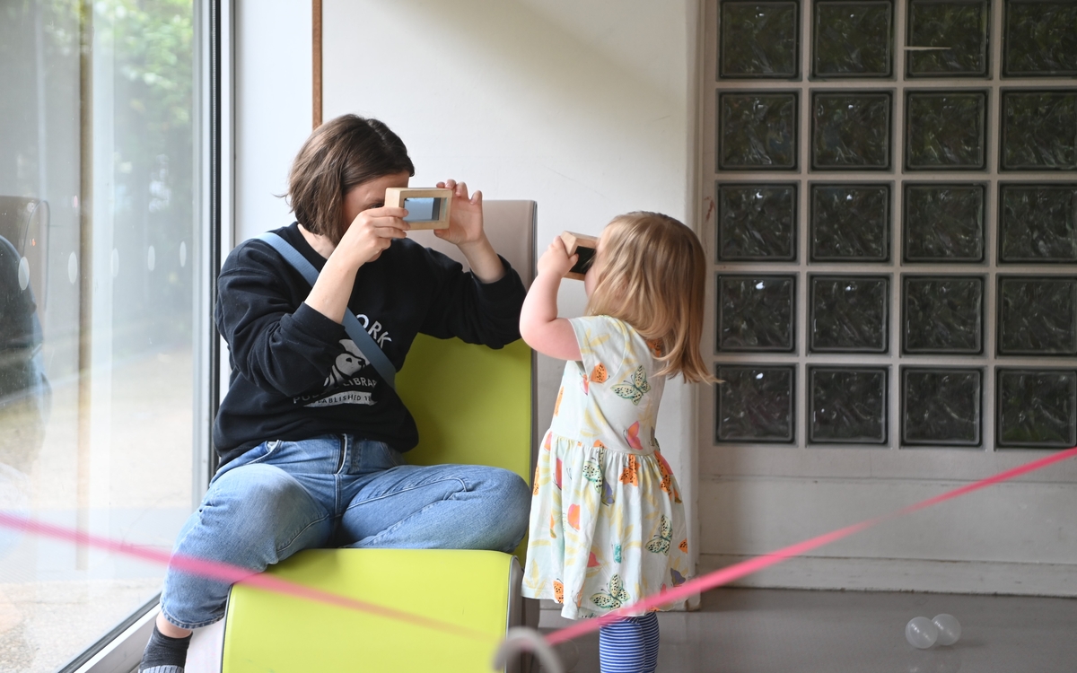 Une maman et sa fille en train de jouer