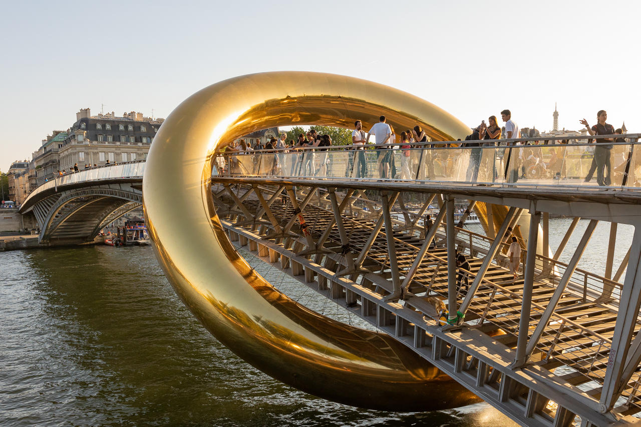 anneau autour de la passerelle