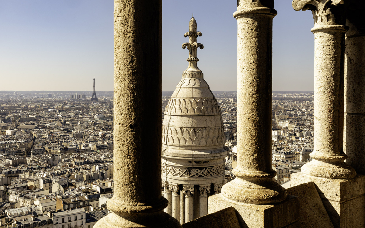 Vue sur Paris et la tour Eiffel depuis la basilique du Sacré-Cœur. 