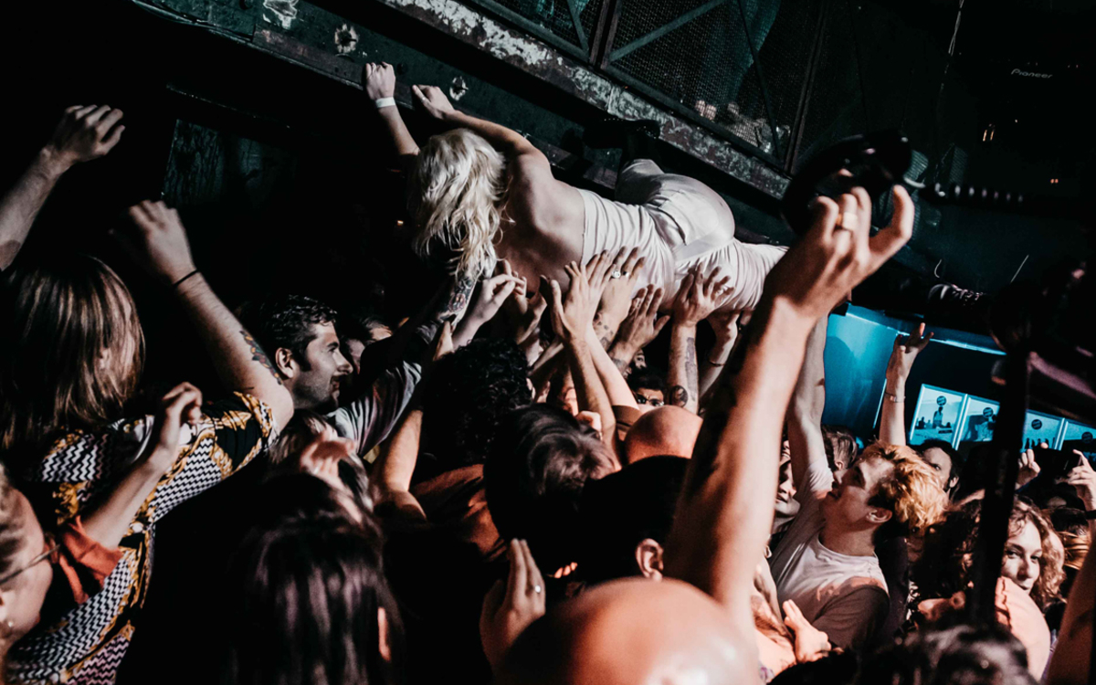 Slam durant le concert de Amyl and the Sniffers en concert au Supersonic. 