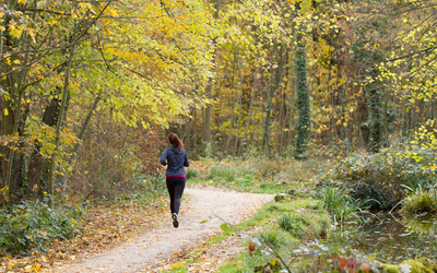 femme qui cours dans un parc