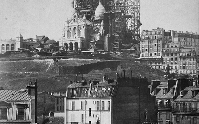 Vue sur la basilique montmartre pendant sa construction. 