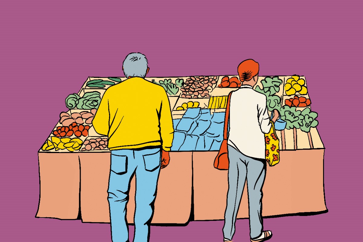 L'image montre deux personnes de dos, face à un étal de fruits et légumes coloré. Une personne porte un pull jaune et un jean bleu, l'autre porte un pull blanc et un pantalon gris. L'étal est rempli de diverses couleurs : des verts pour les légumes, des jaunes, des rouges et des oranges pour les fruits. Le fond est d'un ton violet profond, créant un contraste avec les couleurs vives des produits.
