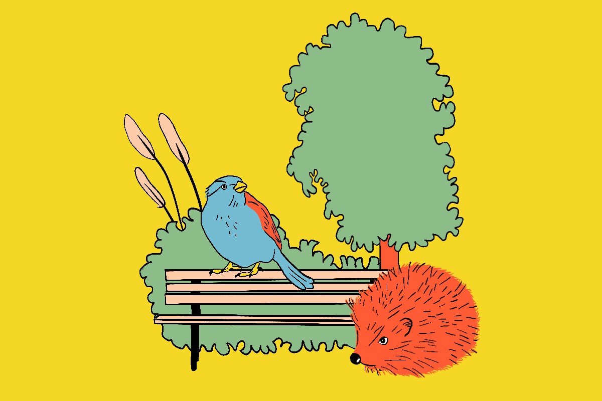 L'image représente une scène stylisée et colorée. Un petit oiseau bleu est perché sur un banc en bois, avec un arbre vert à côté. Un hérisson rouge orangé est près du banc. Le fond est d'un jaune lumineux comme le soleil. L'illustration a un style simple et enfantin, avec des formes douces et des couleurs vives qui donnent une impression de douceur et de légèreté.