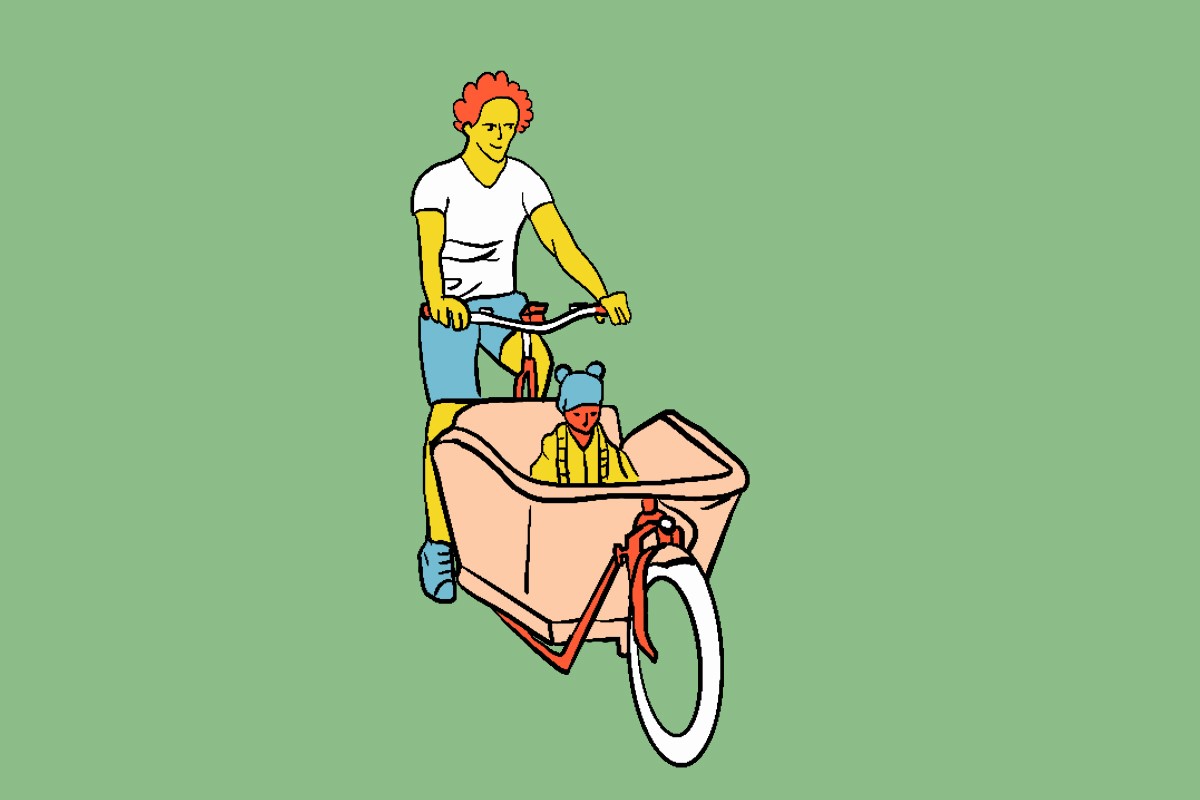 L'image montre un cycliste avec des cheveux bouclés rouges, portant un t-shirt blanc et un jean bleu, conduisant un vélo cargo. Dans la partie avant du vélo se trouve un enfant portant un bonnet jaune. Le fond est d'un vert uni et doux. Le vélo est dans des tons de rouge et blanc, avec une grande caisse beige pour transporter l'enfant.