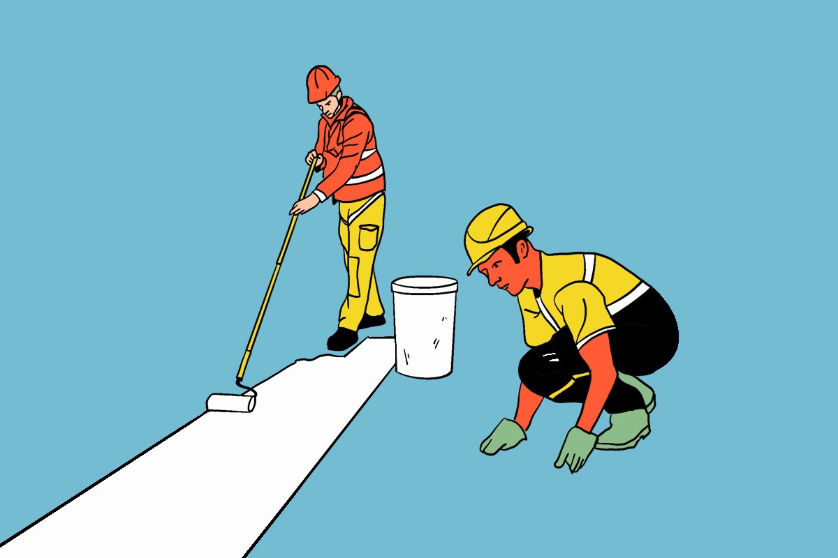 L'image montre deux ouvriers équipés pour un travail de peinture ou de revêtement de sol. L'un, portant un bonnet orange et une veste rouge, utilise un long rouleau pour étaler une surface blanche. L'autre, vêtu d'un casque jaune, est accroupi et semble préparer ou vérifier quelque chose près d'un seau blanc. Le fond est d'un bleu uni et clair, donnant une impression de netteté et de travail soigné.