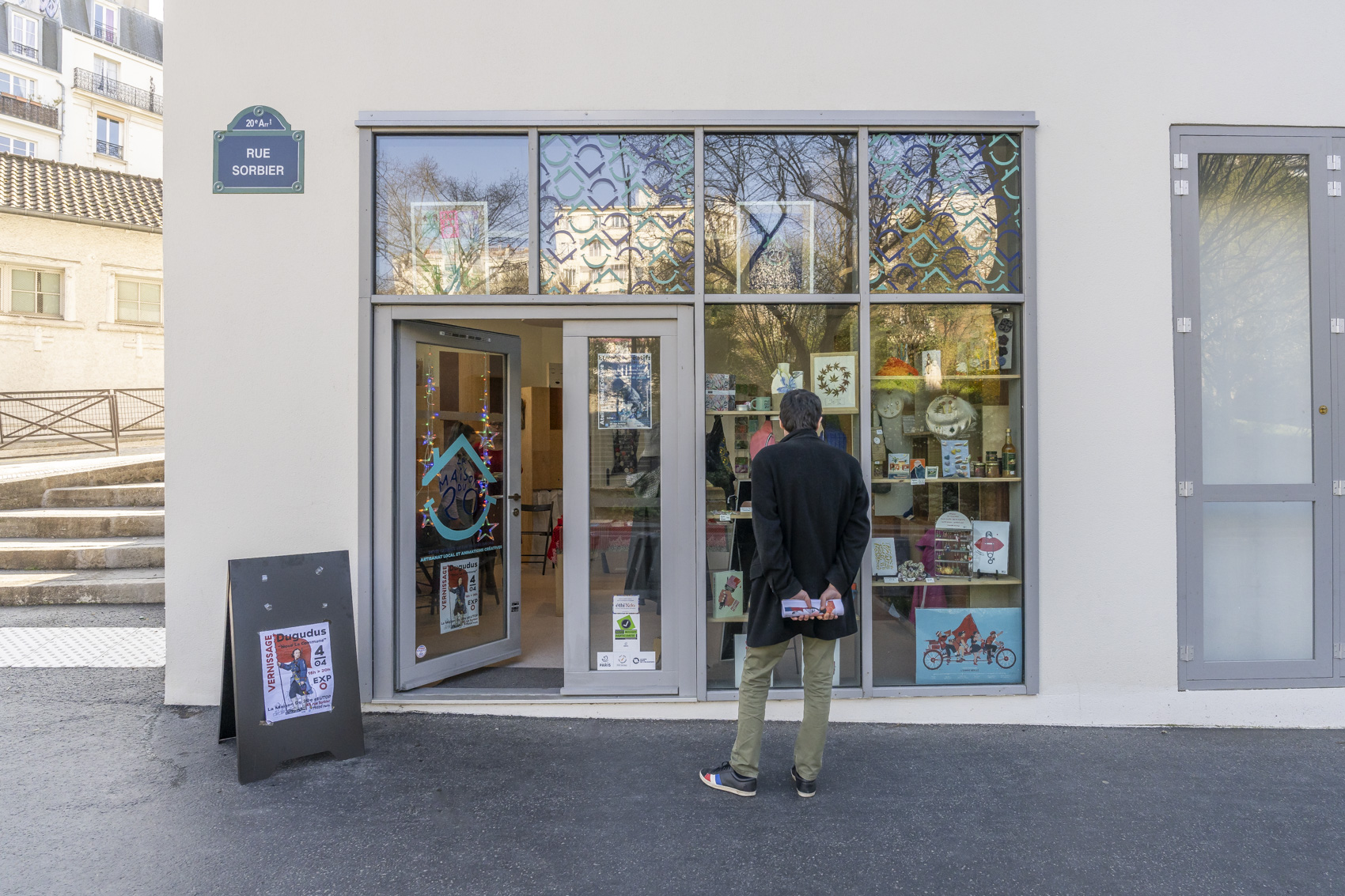 Une personne devant la boutique