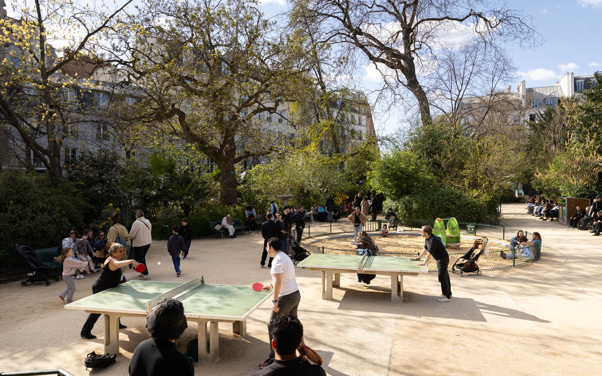 Joueur de ping pong au square du Temple. 