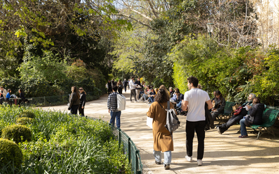 Des promeneurs sous le soleil printanier, square du Temple (Paris centre)