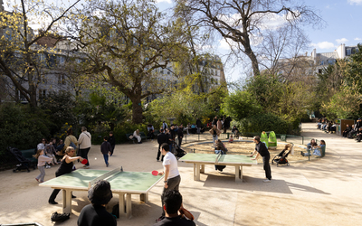 Joueur de ping pong au square du Temple. 