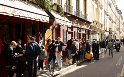 Promeneurs en terrasse dans le Marais. 