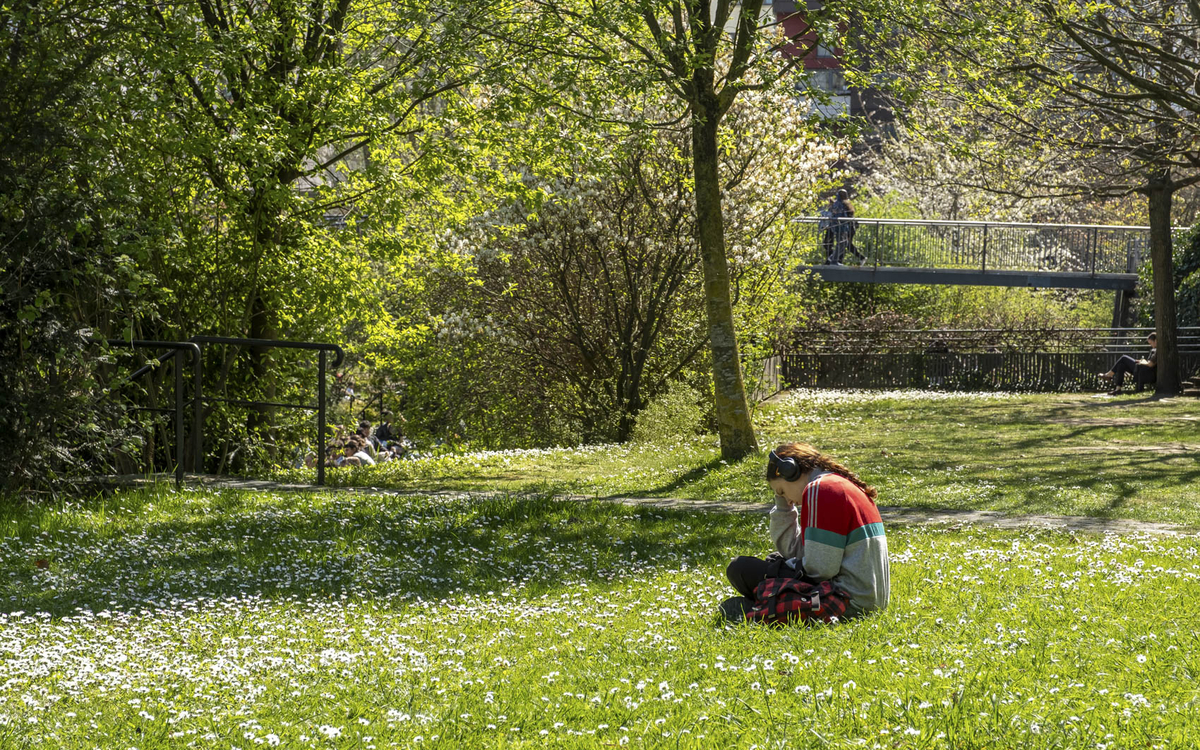 Jeunes dans un parc au printemps.