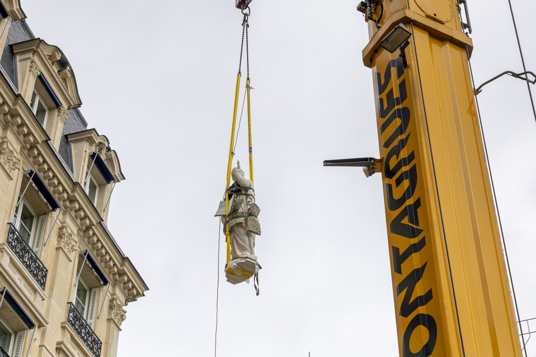 photo d'une statue dans les airs