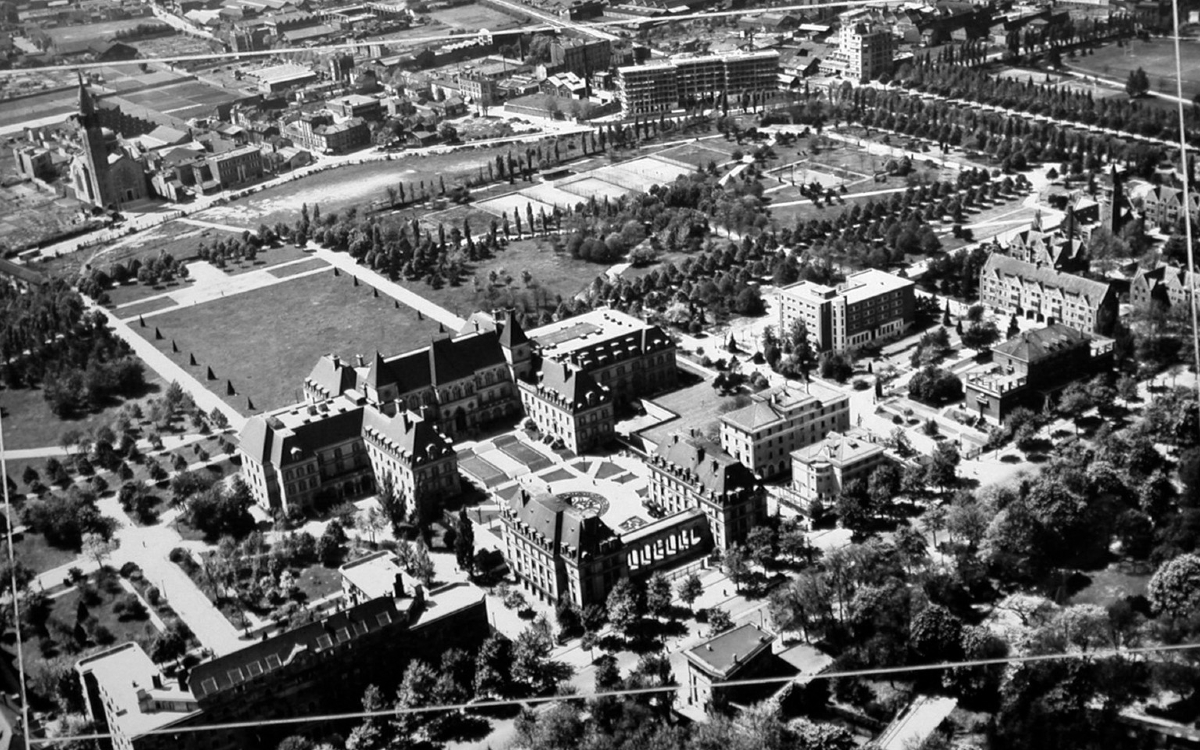 Vue aérienne avec des bâtiments et des espaces verts.