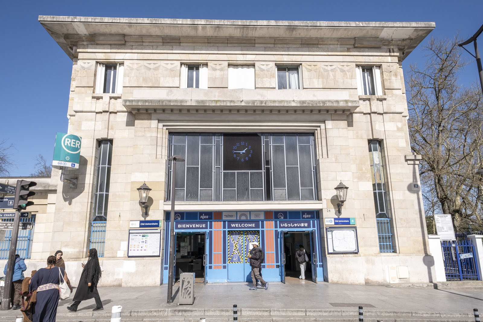 Extérieur de la station de RER