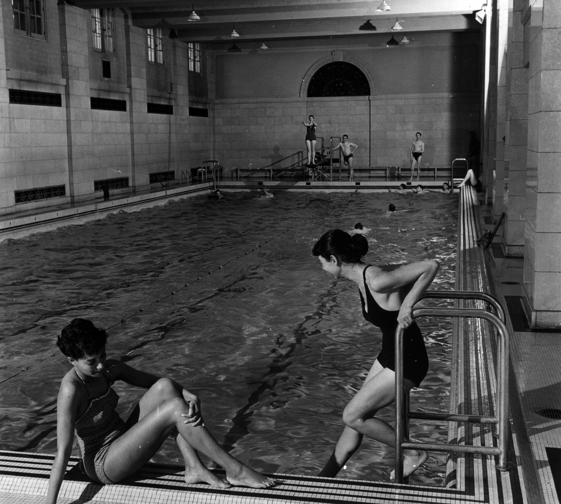 Jeunes femmes se baignant dans la piscine. Photo noir et blanc