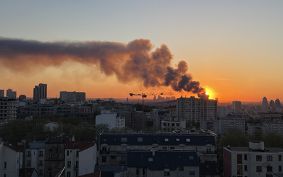 Vue sur l'incendie du centre de tri Syctom, dans le 17ème.  