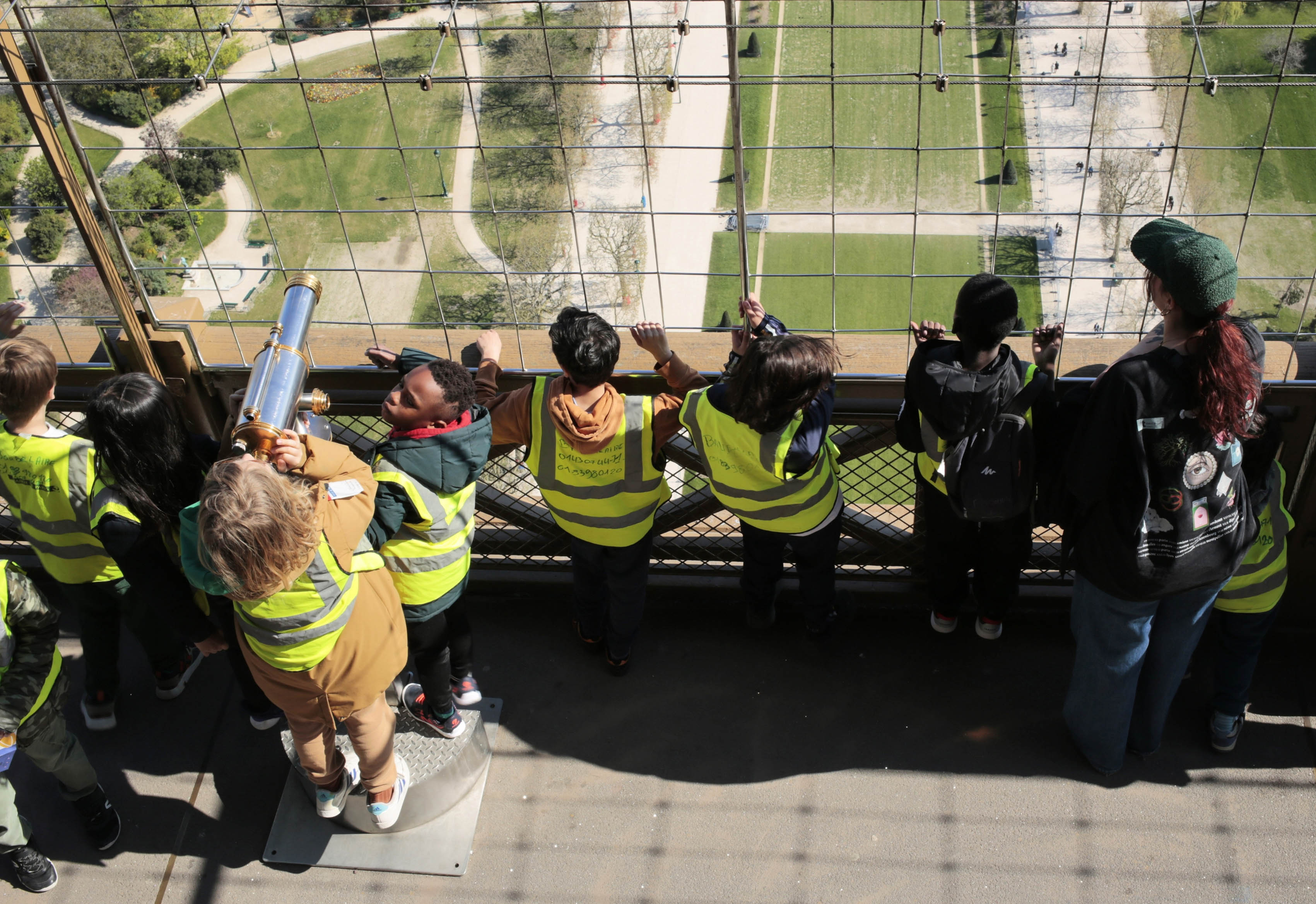 Des enfants observent le paysage depuis le 2e étage de la tour Eiffeil