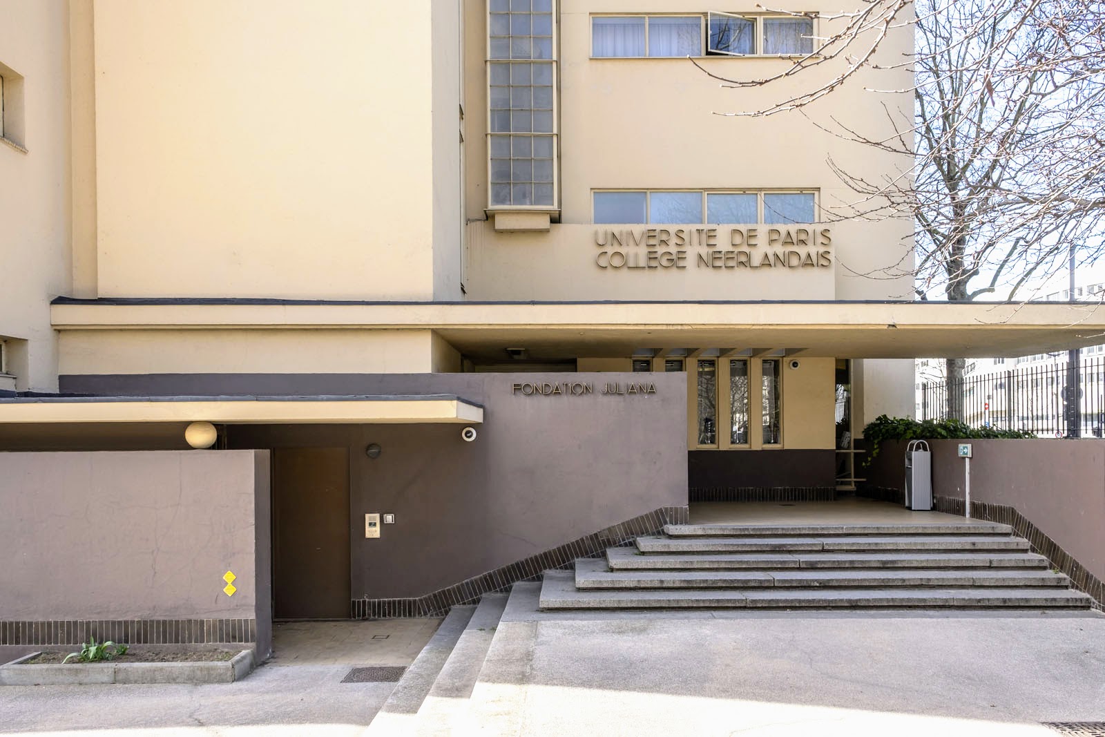 Porte d'entrée du collège 