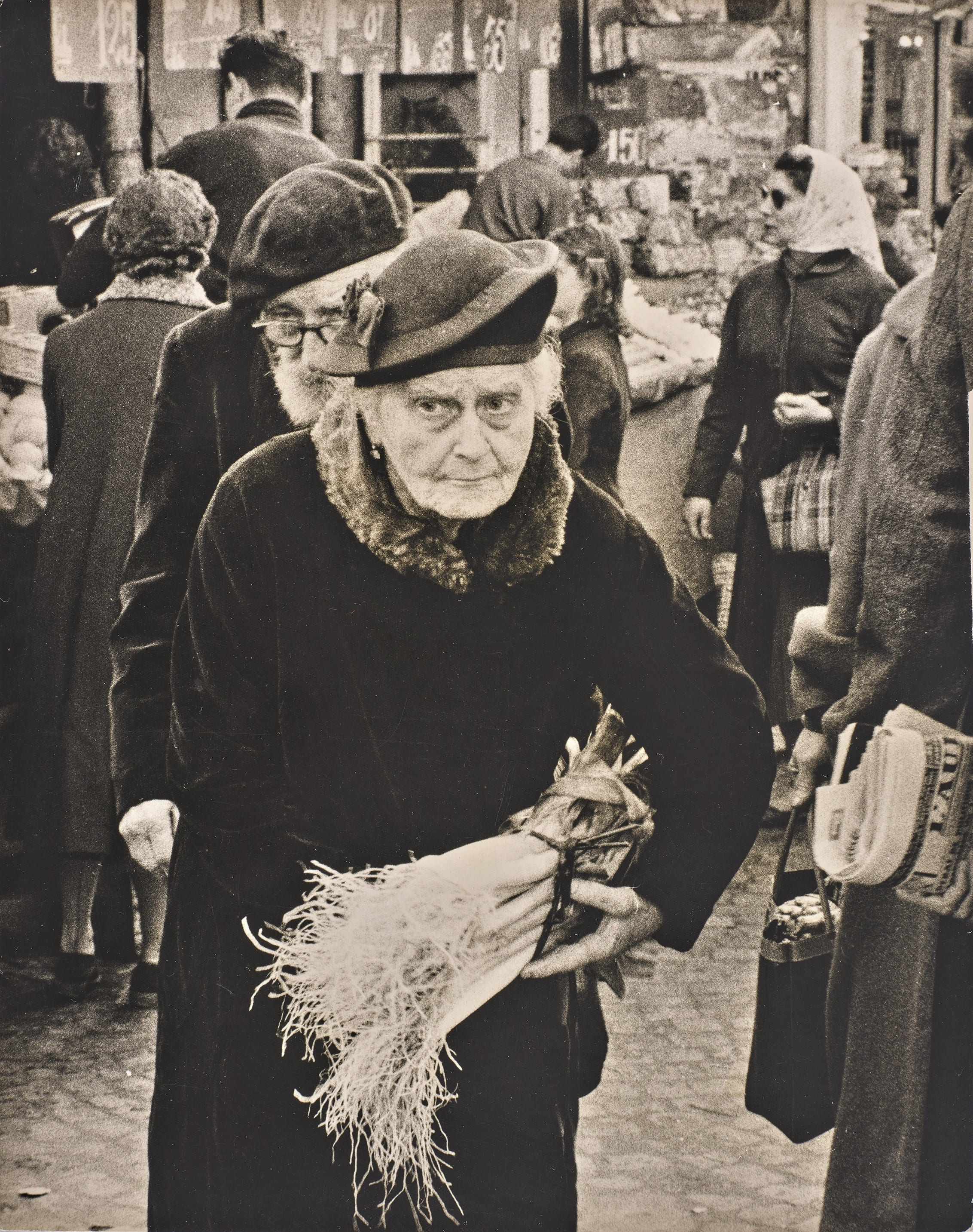 Photo en noir et blanc d'une vieille dame revenant du marché  