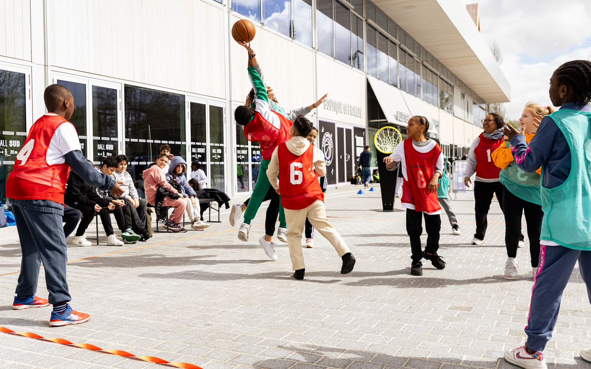 des enfants jouent au basket