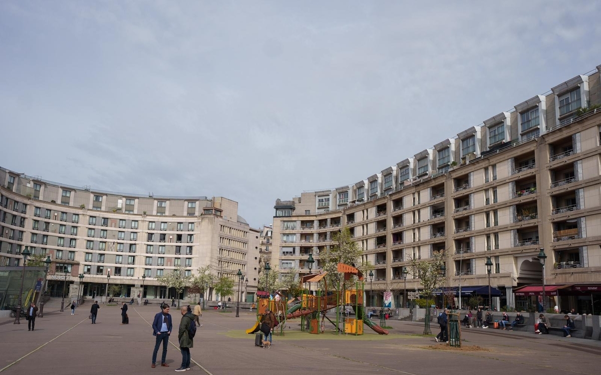 Grande place du 12e arrondissement à la sortie de la gare de Lyon