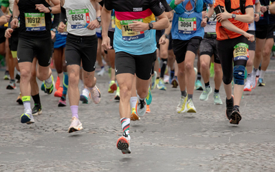 Gros plan sur les jmabes d'une peloton de coureurs du marathon de paris