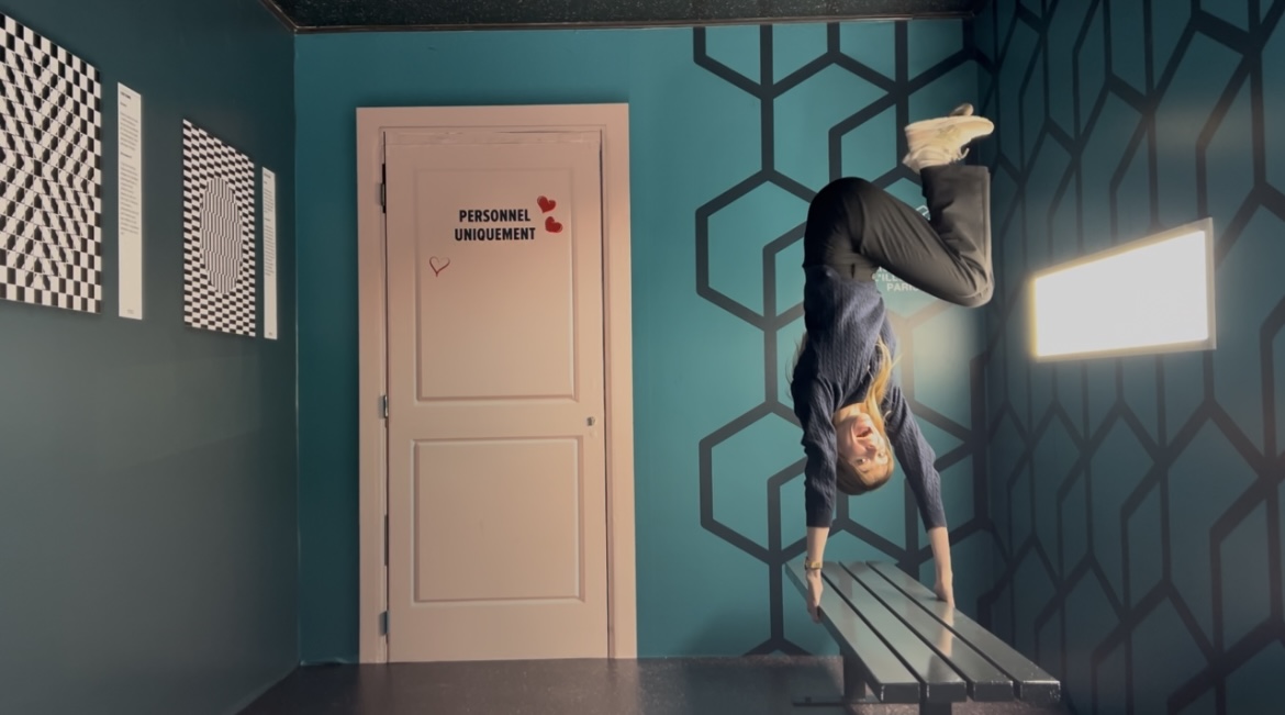 Personne dans la salle inversée au musée de l'illusion