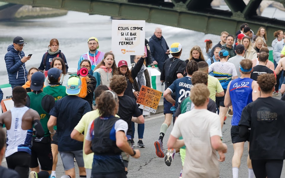 Les spectateurs applaudissent avec énergie les athlètes en bord de Seine lors du Marathon de Paris 2025.