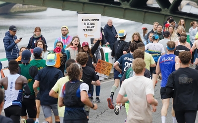 Les spectateurs applaudissent avec énergie les athlètes en bord de Seine lors du Marathon de Paris 2025.