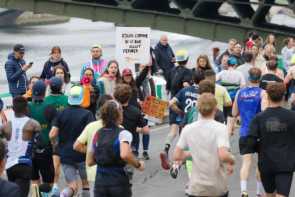 Les spectateurs applaudissent avec énergie les athlètes en bord de Seine lors du Marathon de Paris 2025.