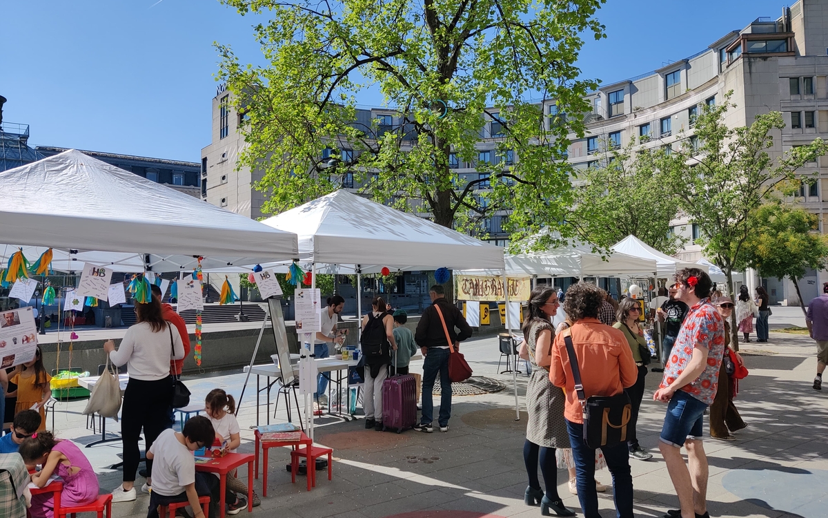 Des stands du Marché des artistes de la place Henri Frenay