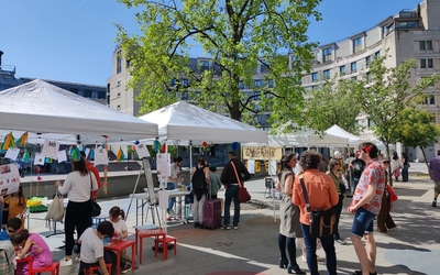 Des stands du Marché des artistes de la place Henri Frenay