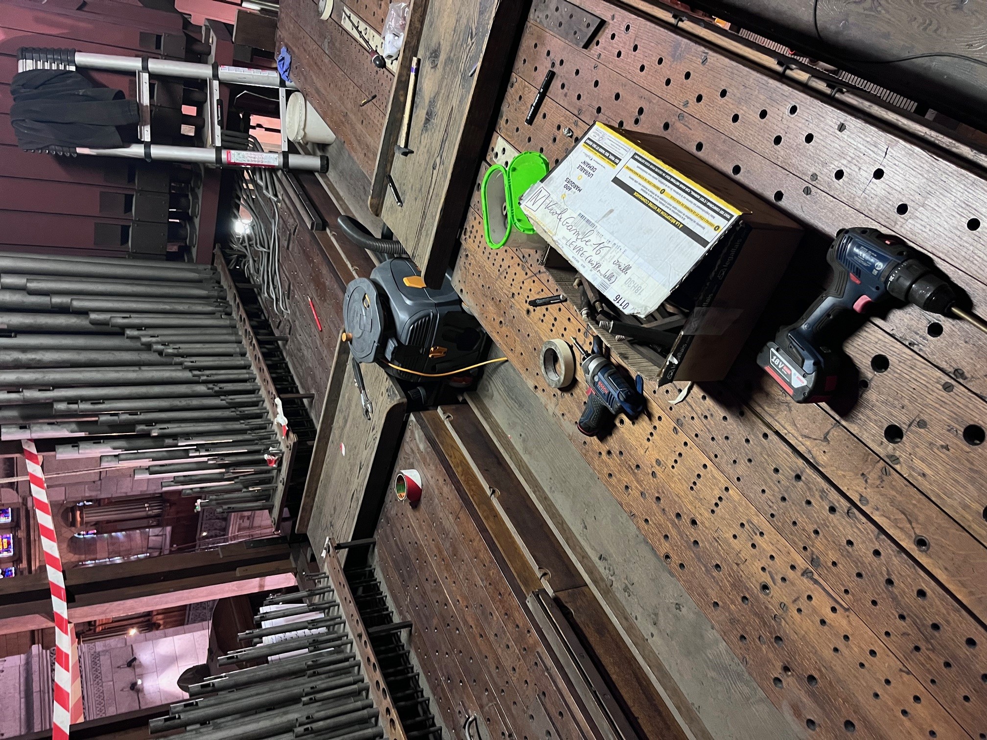 photo du démontage des tuyaux de l'orgue