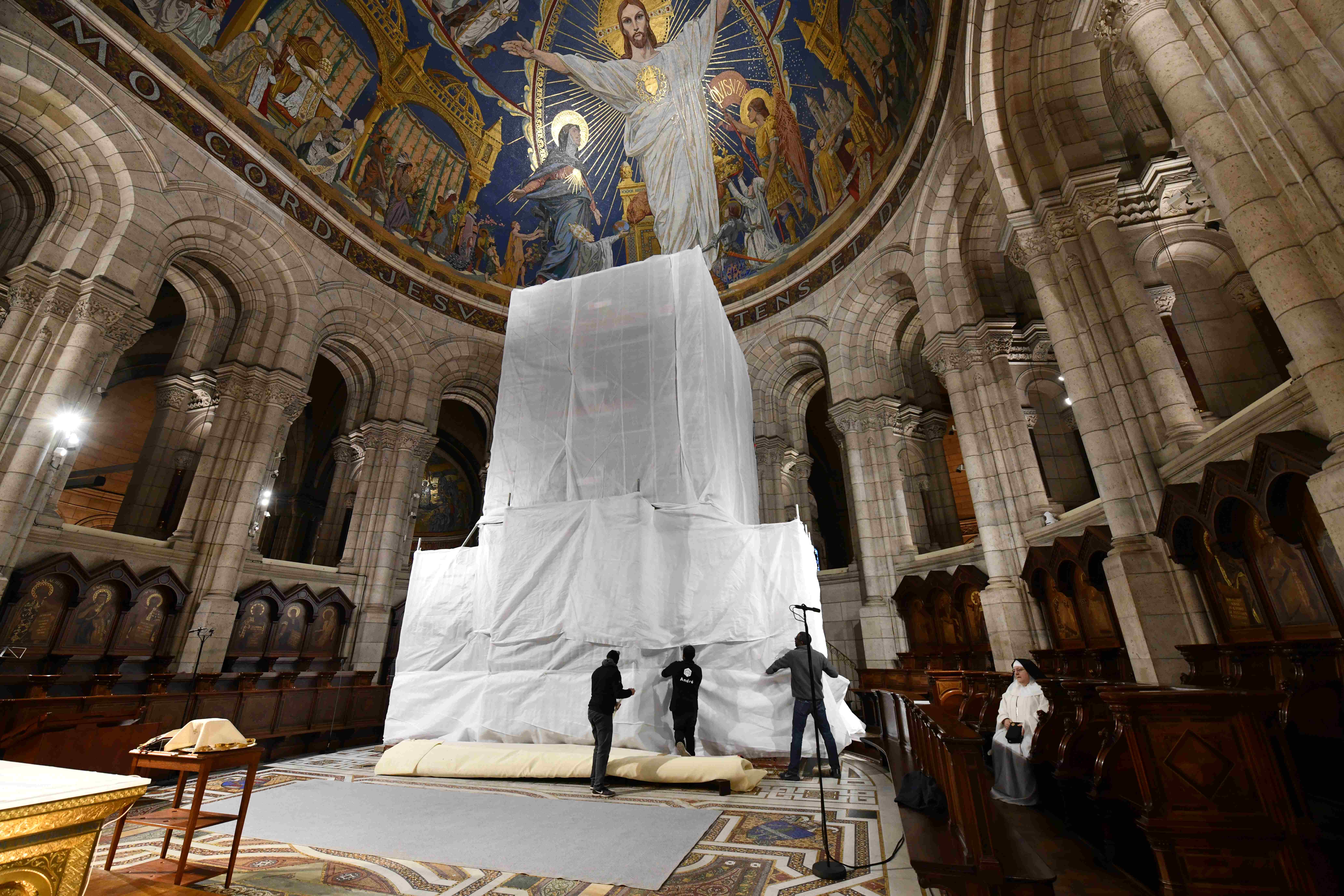 photo de la restauration du maître-autel de l'église du Sacré-Cœur