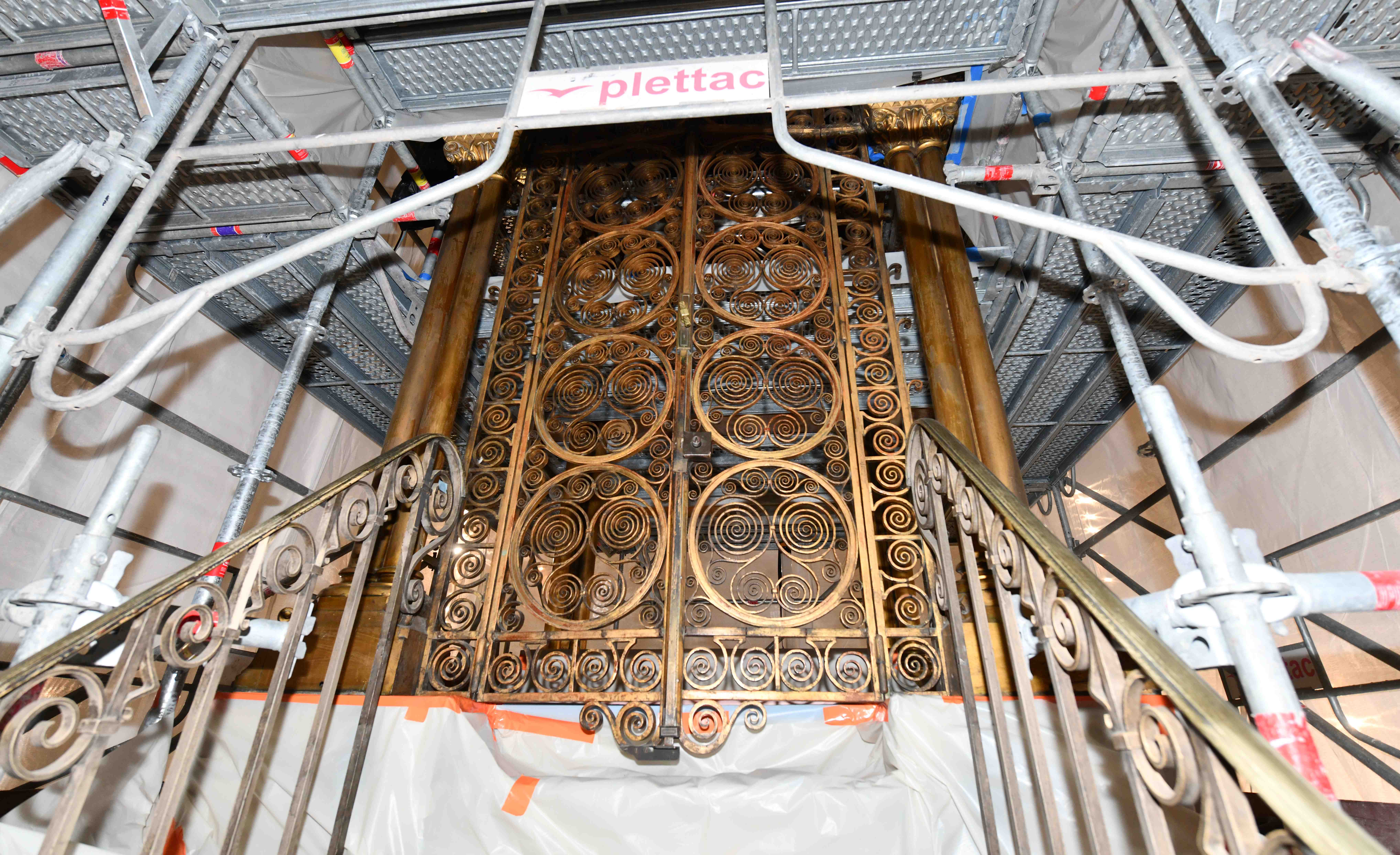 photo d'un détail de la restauration du maître-autel