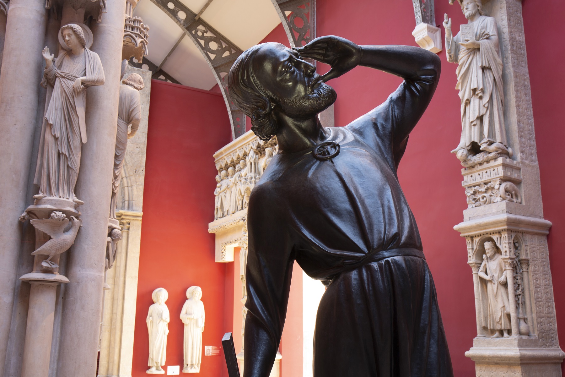Une statue en gros plan 