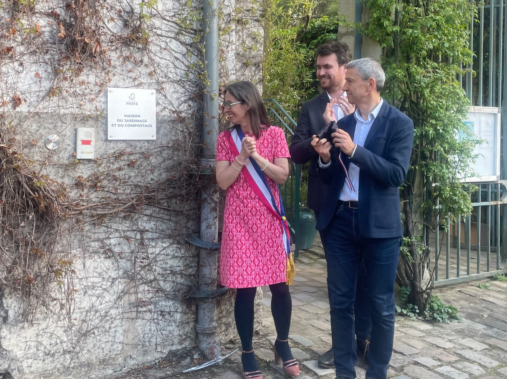 Des élus applaudissent devant la plaque de la Maison du jardinage et du compostage tout juste inaugurée