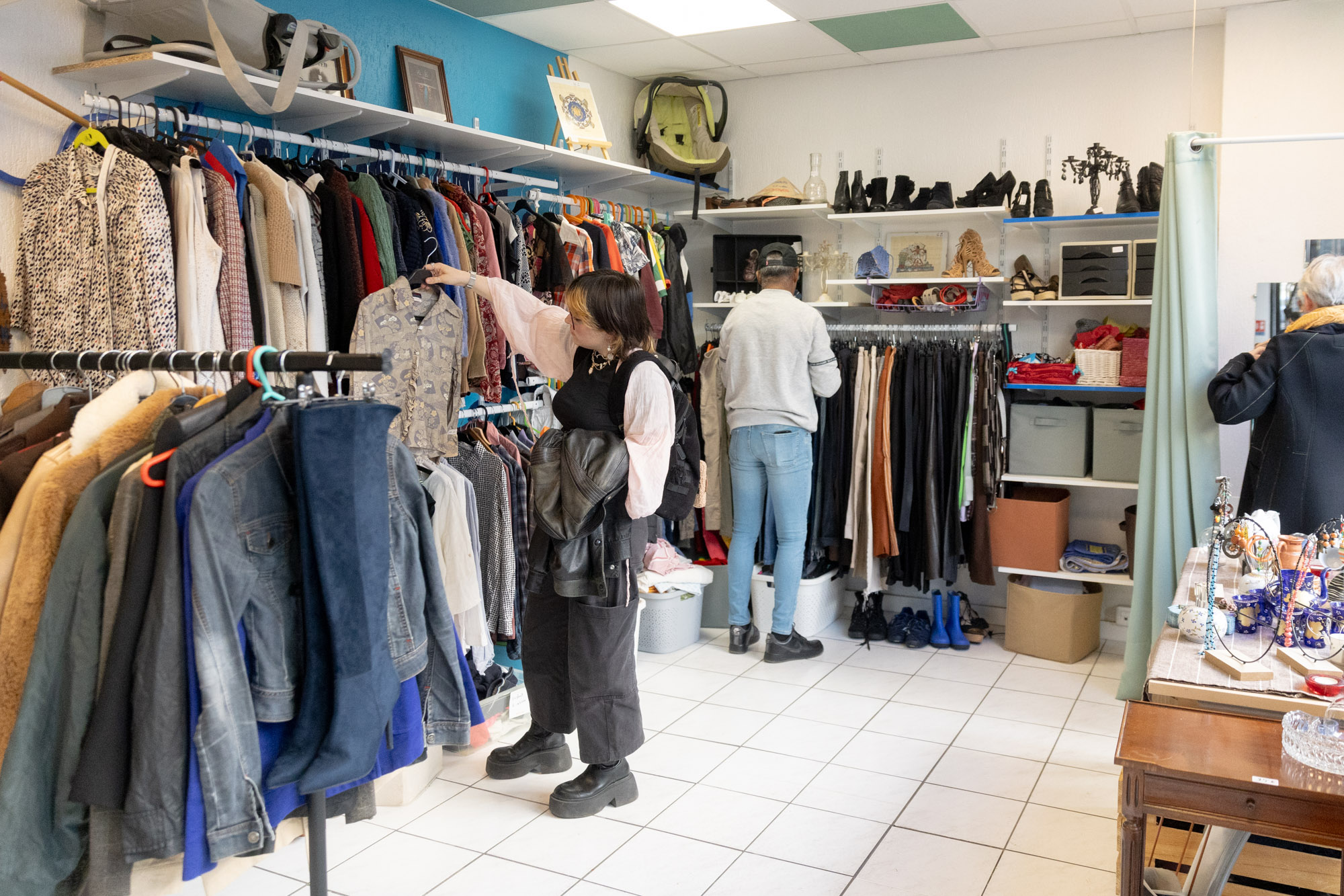 Des portants de vêtements 