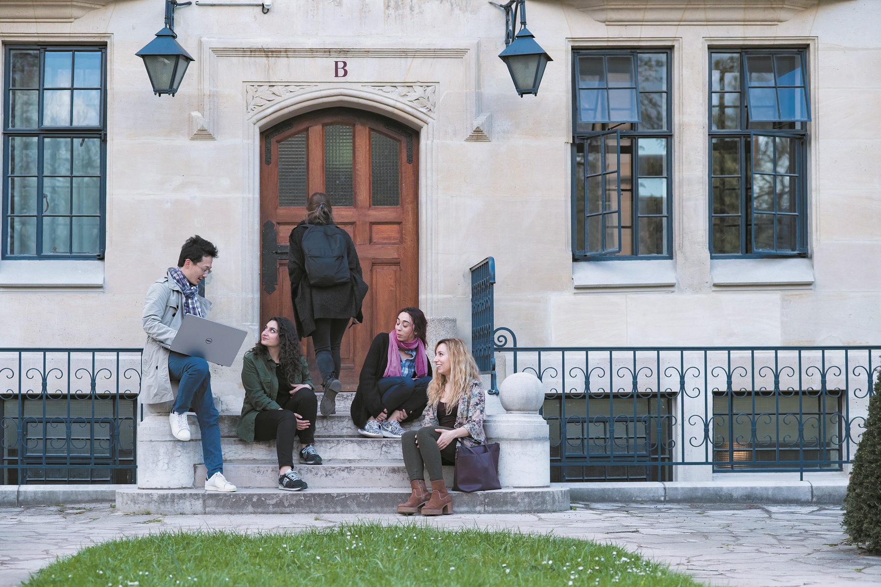 Un groupe de jeunes étudiants assis sur des marches