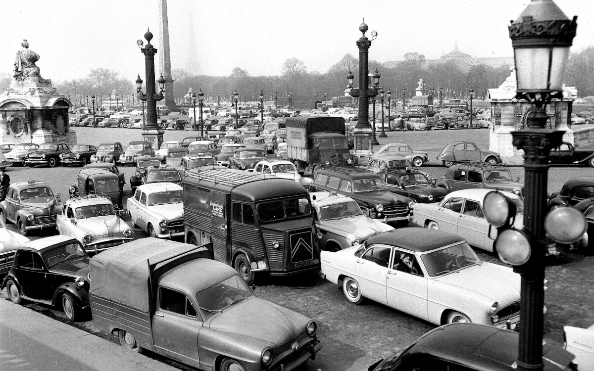 Photo d'archives montrant l'encombrement de la place de la Concorde. 1er avril 1958.