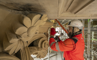 Taille d'une pierre sur l'église Notre-Dame-de-Lorette.