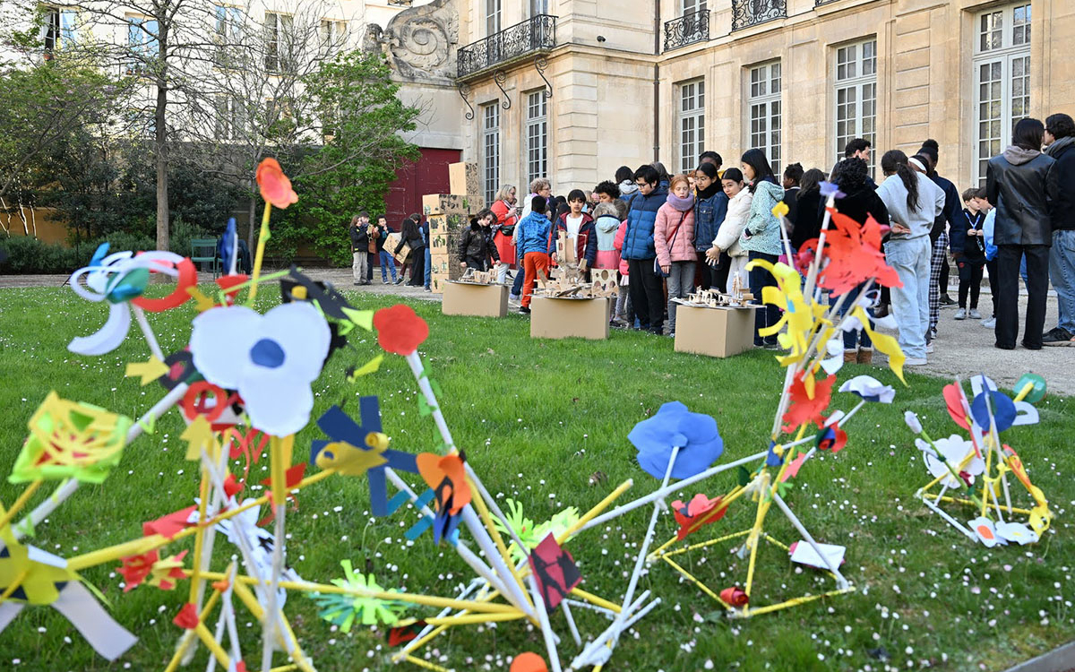 Des créations fleuries réalisées par les enfants sont installées dans le jardin du musée Picasso